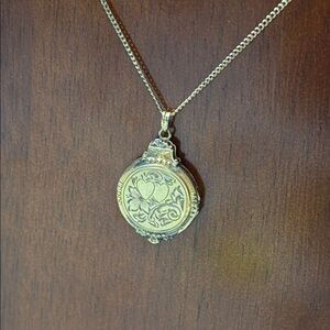Hayward Locket. Vintage. 1/20 12k gold filled.